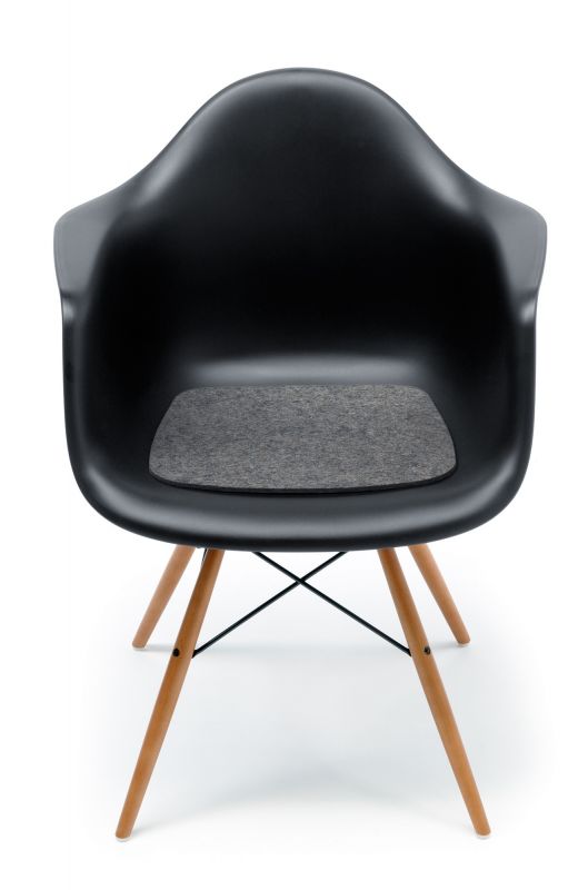 Schwarzer Eames Plastic Arm Chair mit grauer Hey Sign Filzauflage für mehr Sitzkomfort.